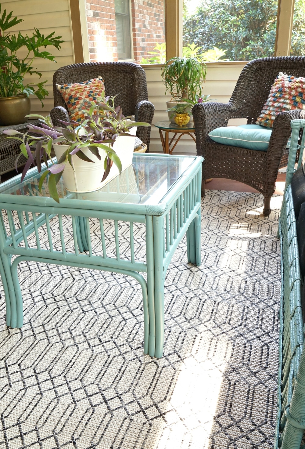 Outdoor Rug in Black and white (700 x 1030 Pixel)